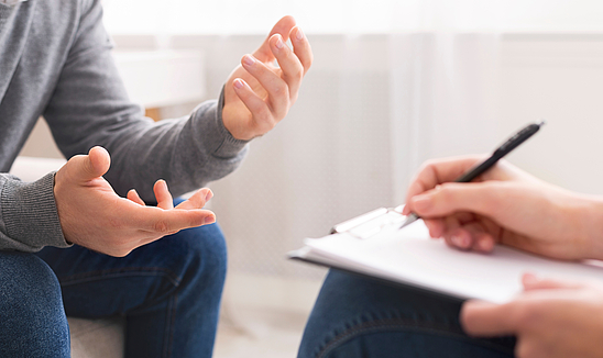 Psychotherapeut im Gespräch mit einem Patienten